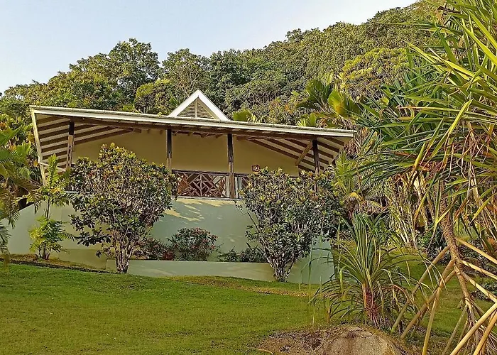 Amuse Bush * Grand Anse (Mahe)